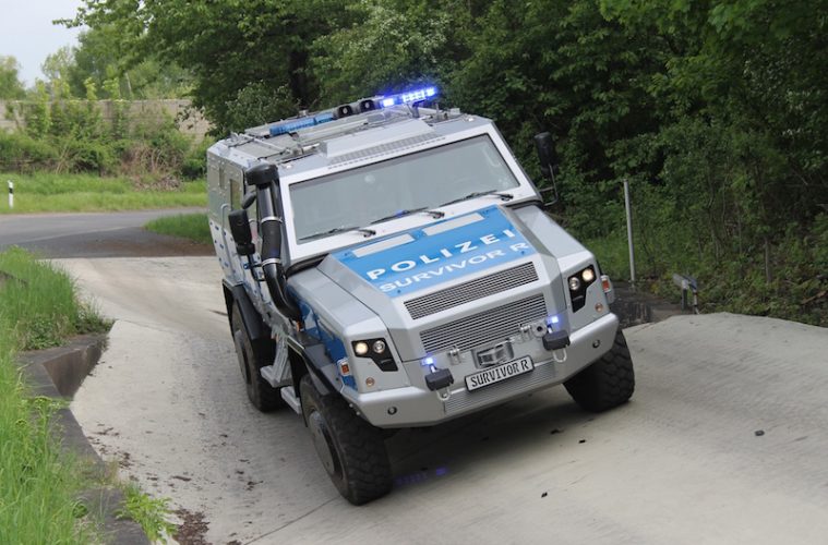 Sonderwagen für die Berliner Polizei - Survivor R in die ...